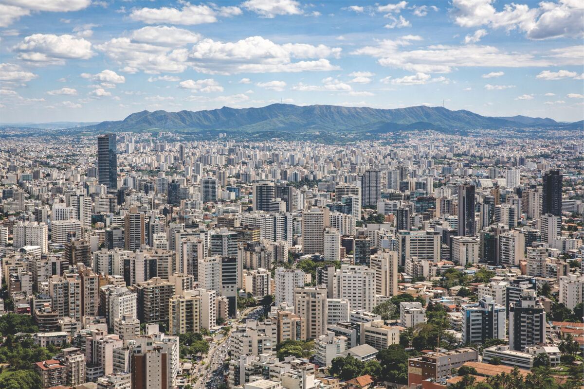 Vista aérea de Belo Horizonte com serra ao fundo